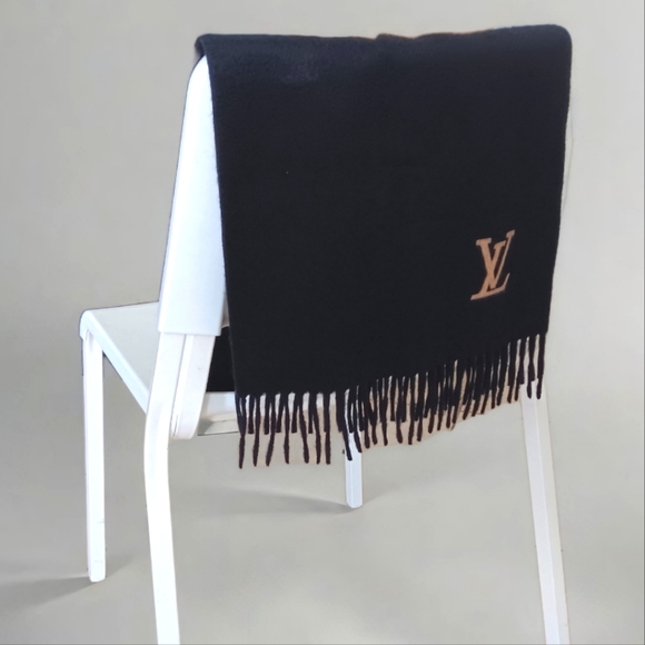 LOUIS VUITTON ✨️ EUC Cashmere Black Scarf - Picture 3 of 13